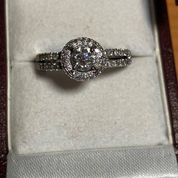 Authentic 14 Kt White Gold Diamond Halo Ring. - Picture 4 of 13